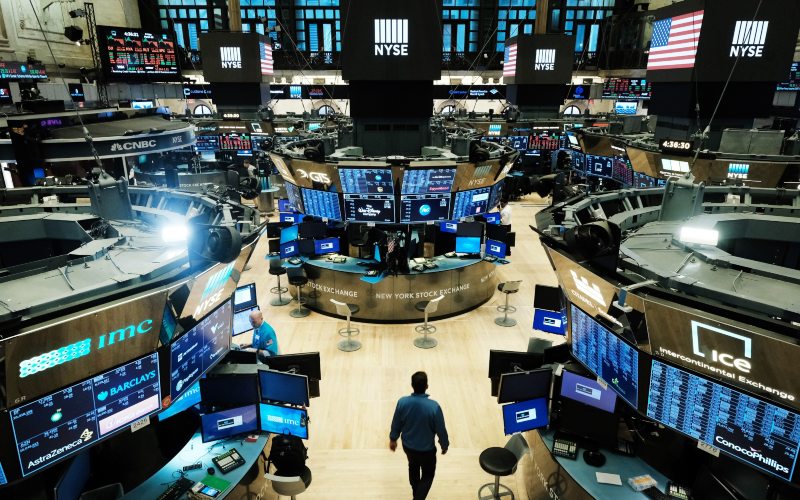 Usai Lonjakan Inflasi, Wall Street Bervariasi, Dow Jones Koreksi